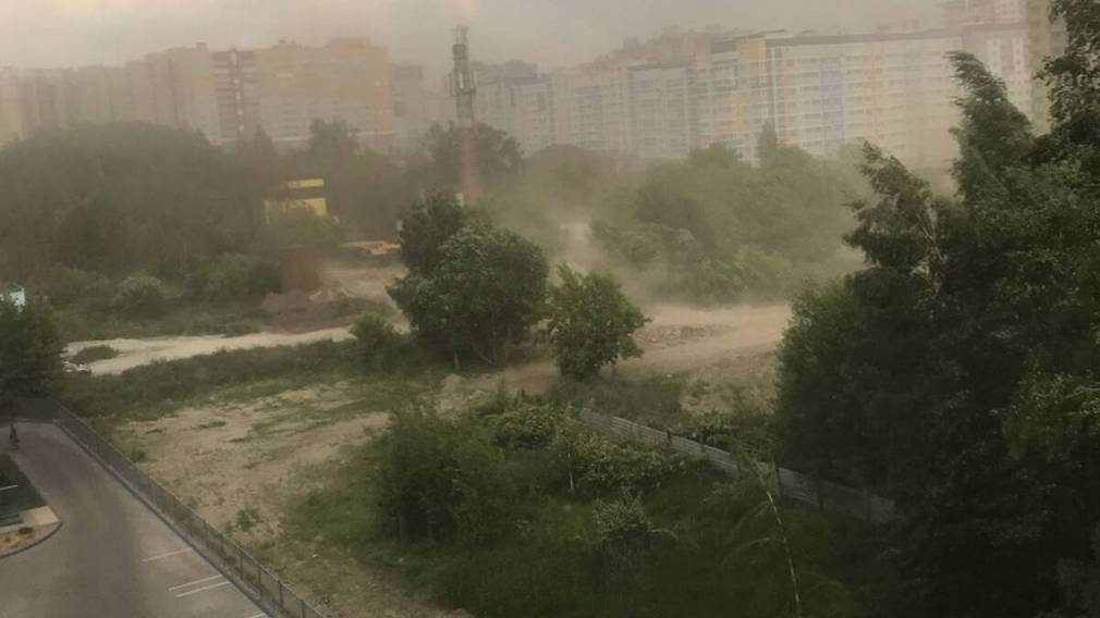 Вечером 2 июня на Брянск обрушились сильные ветра и пыльная буря