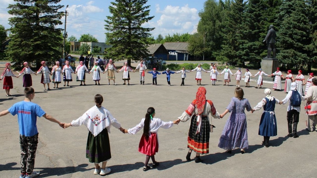 В Новозыбкове Брянской области местные жители провели обряд похорон стрелы