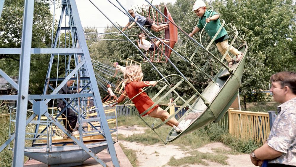 В Брянском сообществе опубликовали снимок каруселей в бежицком парке 50 лет назад