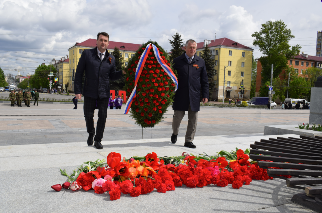 Сотрудники филиала «Брянскэнергосбыт» возложили цветы к памятнику воинам и партизанам – освободителям Брянска