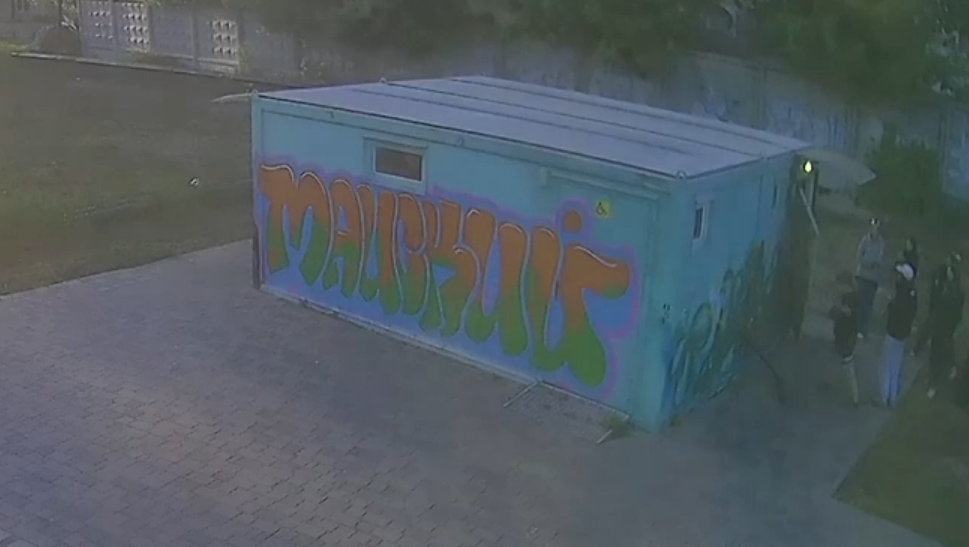В брянском «Майском» парке группа подростков - вандалов разгромила общественный туалет
