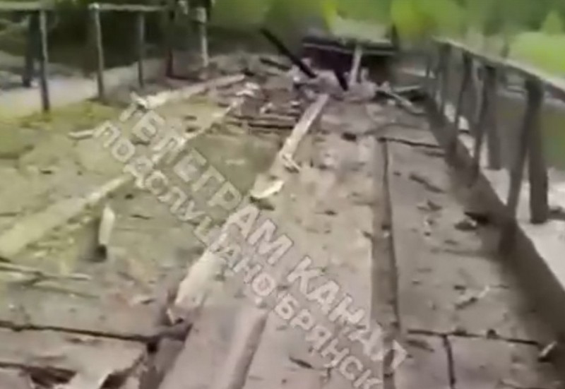 Появилось видео подрыва аварийного моста в Погарском районе