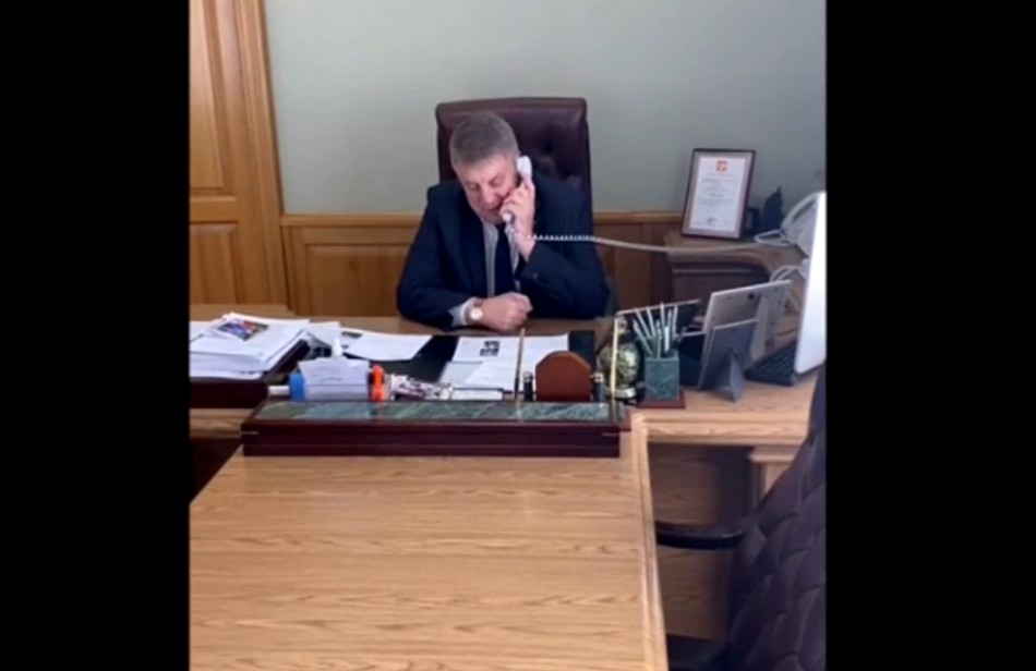 Брянский губернатор Богомаз поздравил ветеранов по телефону