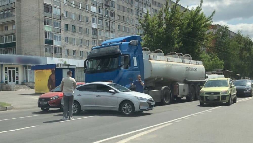 В Брянске на Красноармейской случилось ДТП с легковушками и бензовозом
