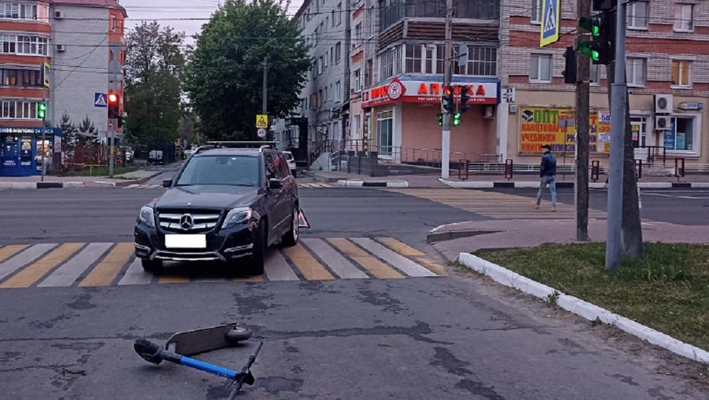 В Брянске водитель Mercedes-Benz сбил 14-летних электросамокатчиков