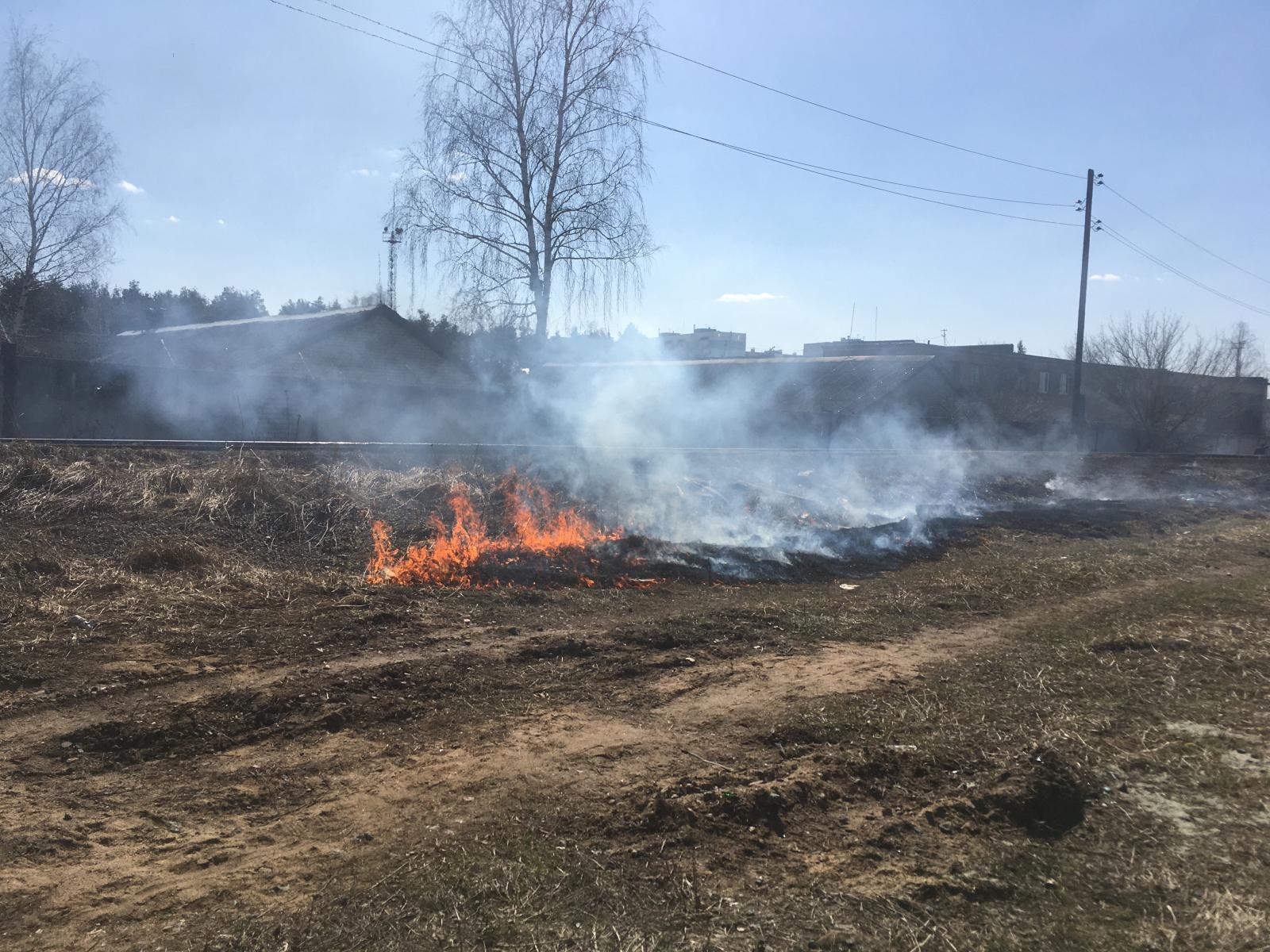 В городе Дятьково сотрудники МЧС тушат пожар на складе