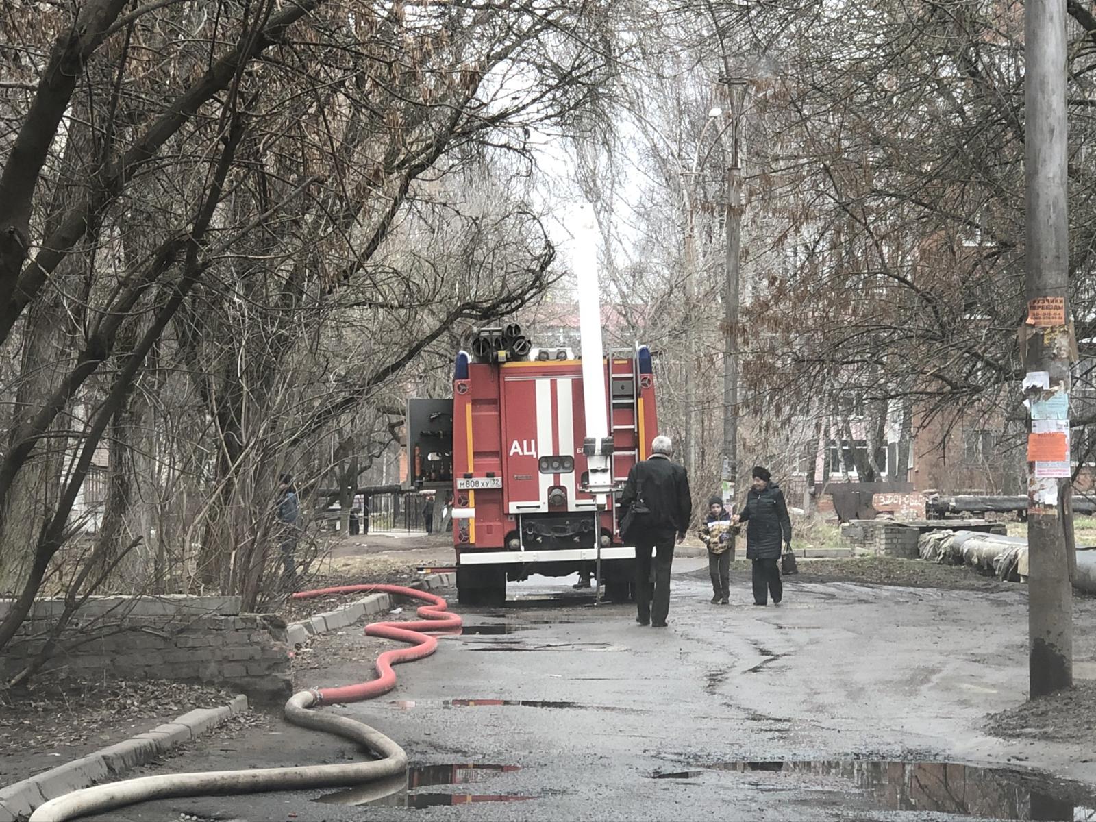 В результате пожара в доме на улице Металлургов в Брянске эвакуировано 10 жильцов, 1 человек спасен