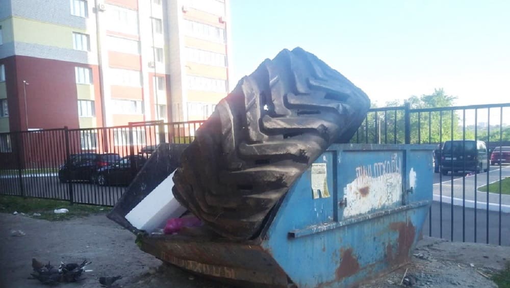 Неизвестный житель Брянска выкинул в мусорный контейнер огромную шину от БЕЛАЗа