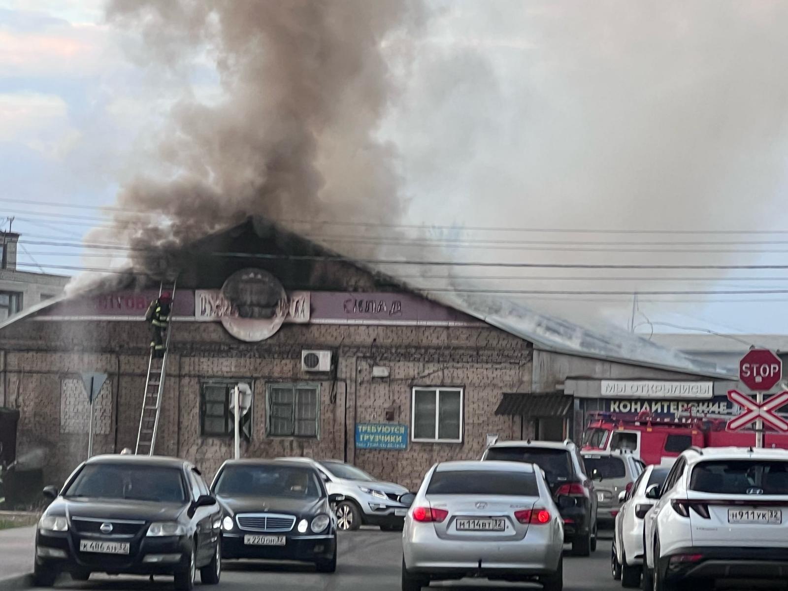 В Фокинском районе Брянска в промзоне произошел крупный пожар