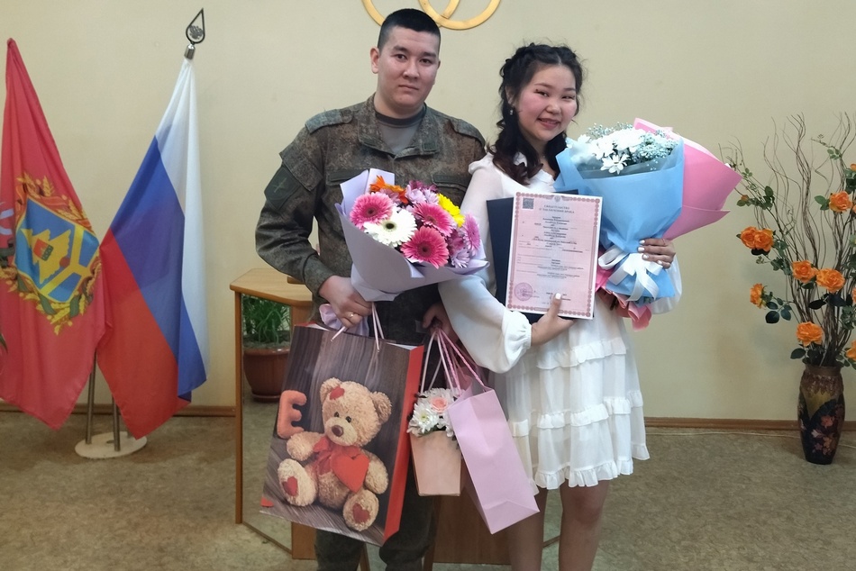 В Унече поженились военнослужащий и прилетевшая к нему девушка из Магадана