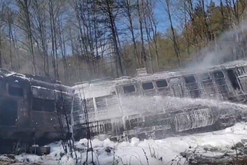 Журналист Карнаухов показал кадры тушения горящего под Унечей поезда