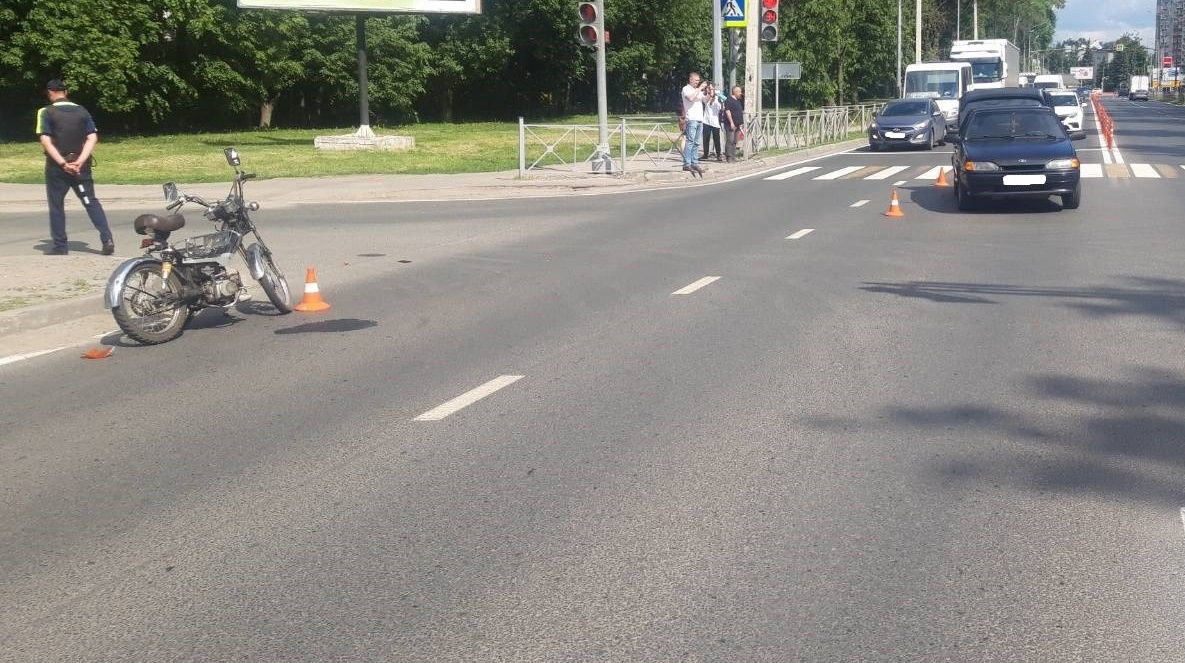 32-летний водитель мопеда сломал палец в ДТП под Брянском