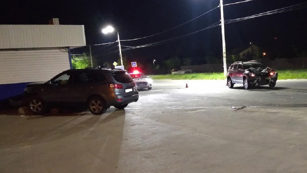 Пьяный водитель Hyundai в брянских Чайковичах столкнулся с бетонным блоком и причинил травмы женщине
