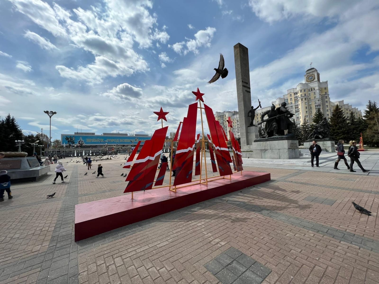 В Новозыбкове над педколледжем установили копию Знамени Победы