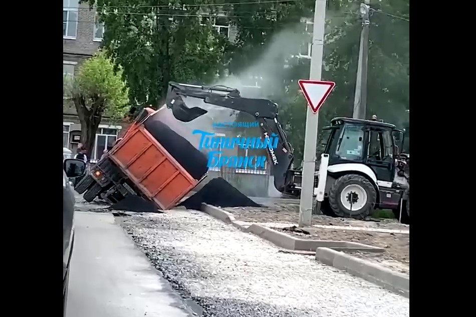 В Брянске возле школы №39 грузовик провалился под землю