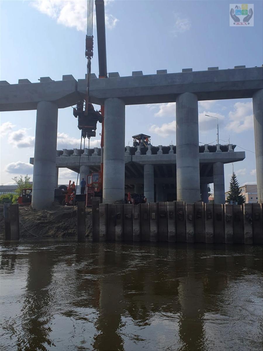 На Славянском мосту в Брянске рабочие приступили к укладке балок на пролёте №7
