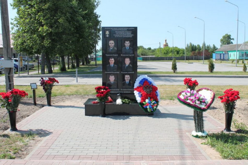 В честь шести погибших брянских пограничников открыли памятник в поселке Суземка