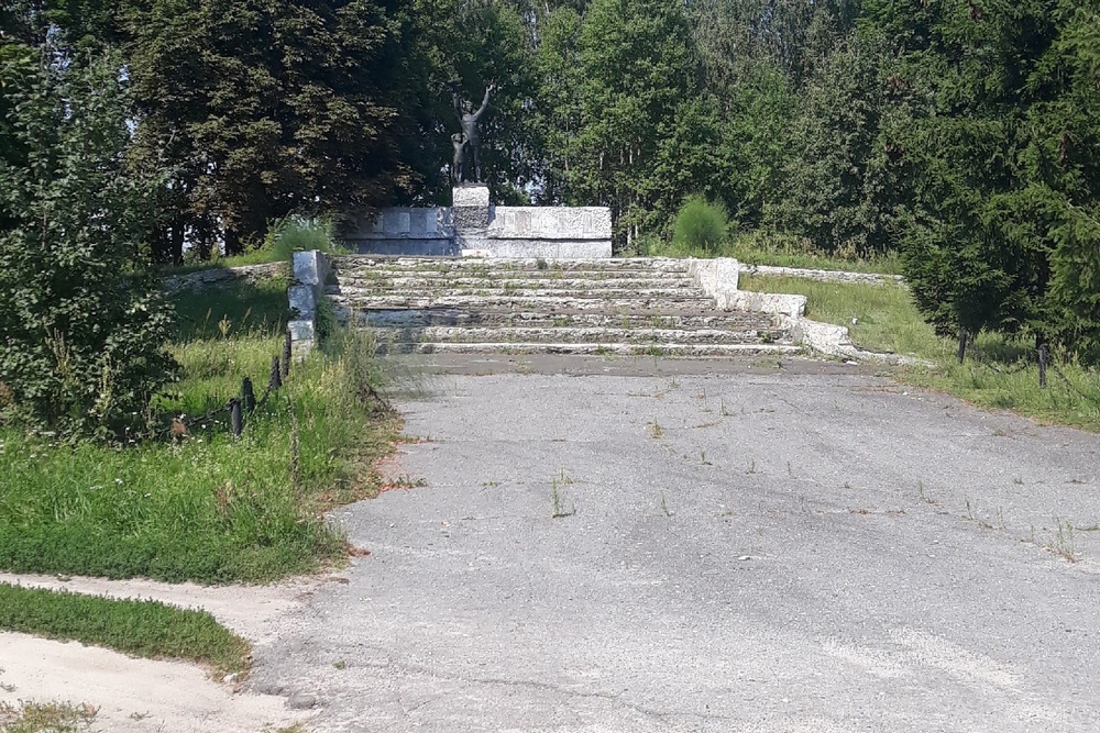 «Рассыпаются даже ступени»: брянцам показали заброшенный мемориал, вызвавший интерес у Бастрыкина