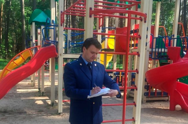 Сотрудники прокуратуры в Унечском районе обнаружили опасную детскую площадку