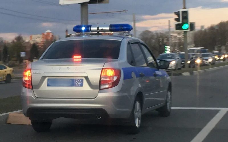 Брянские полицейские наказали 18-летнего водителя и его пассажиров, вылезших из окна автомобиля