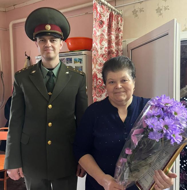 Брянского ветерана войск правопорядка поздравили с юбилеем Росгвардейцы