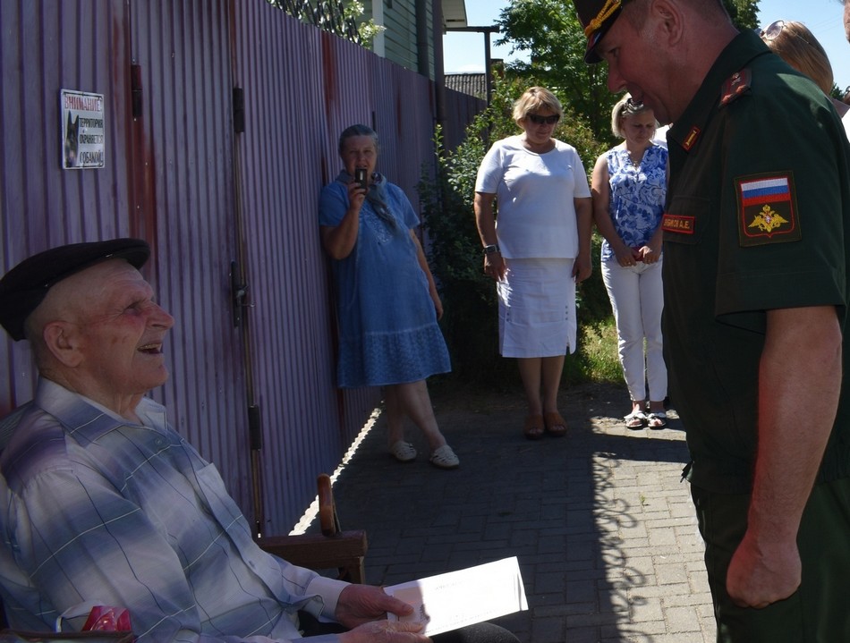 100-летнего ветерана Великой Отечественной войны поздравили с Днем Победы в Клинцовском районе