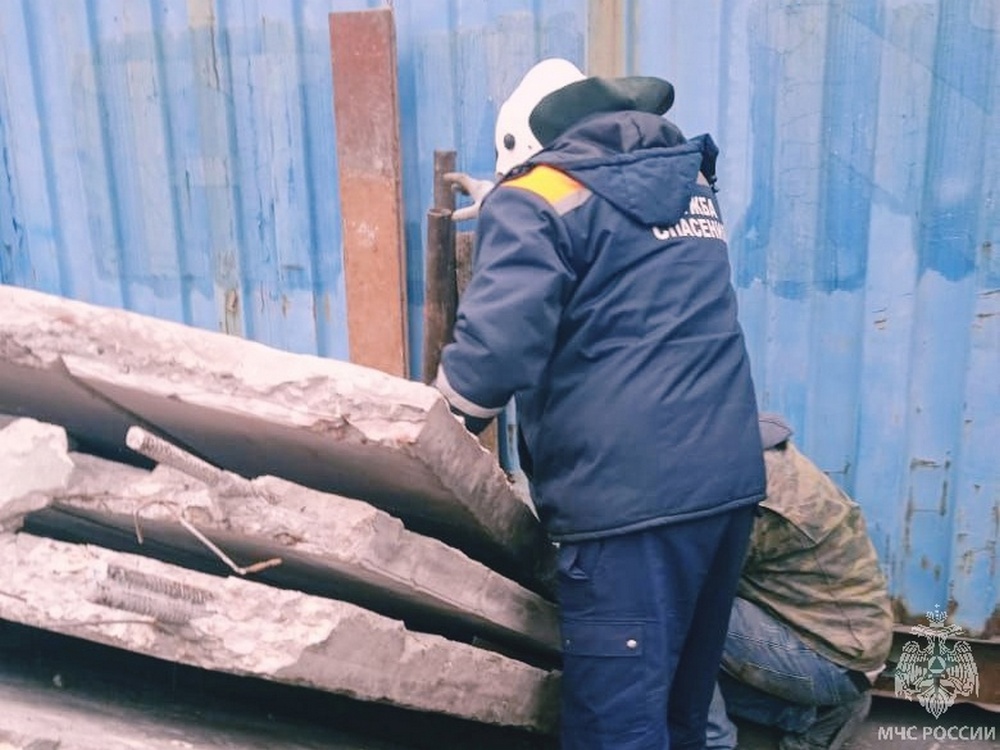 На стройке в Брянске бетонной плитой придавило двух рабочих
