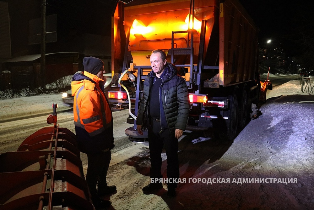 Сергей Антошин требует повысить зарплату брянским водителям снегоуборочной техники