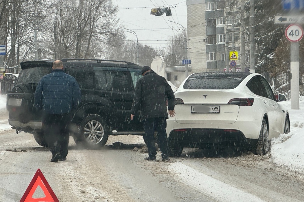 На Дуки в Брянске столкнулись легковые автомобили