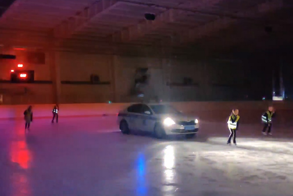 В Жуковке автоинспекторы и дети устроили ледовое шоу