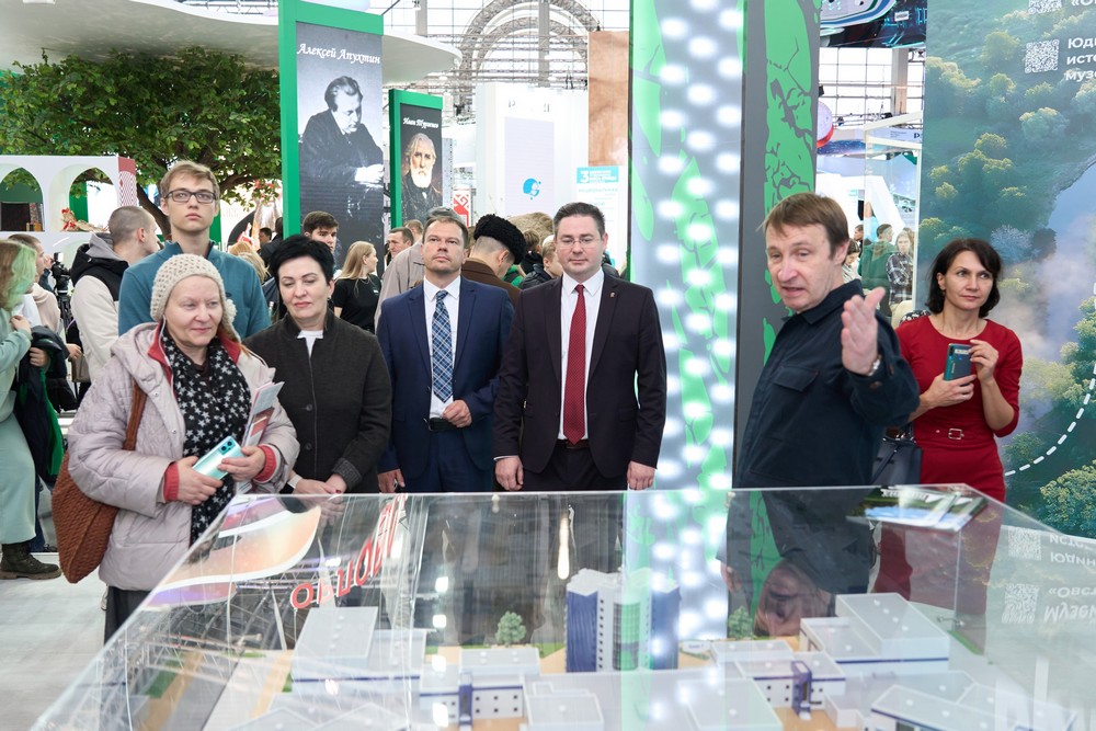 Брянскую экспозицию на выставке в Москве представил Андрей Кайков, звезда шоу «6 кадров»