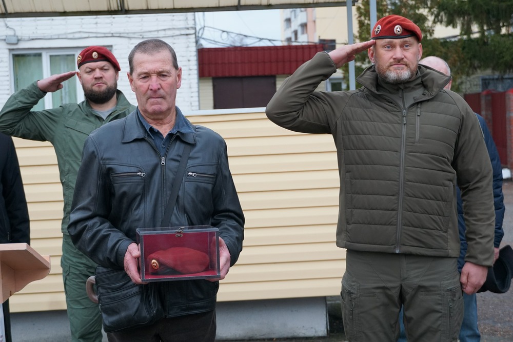 В Брянске отцу погибшего Героя России Олега Визнюка передали краповый берет