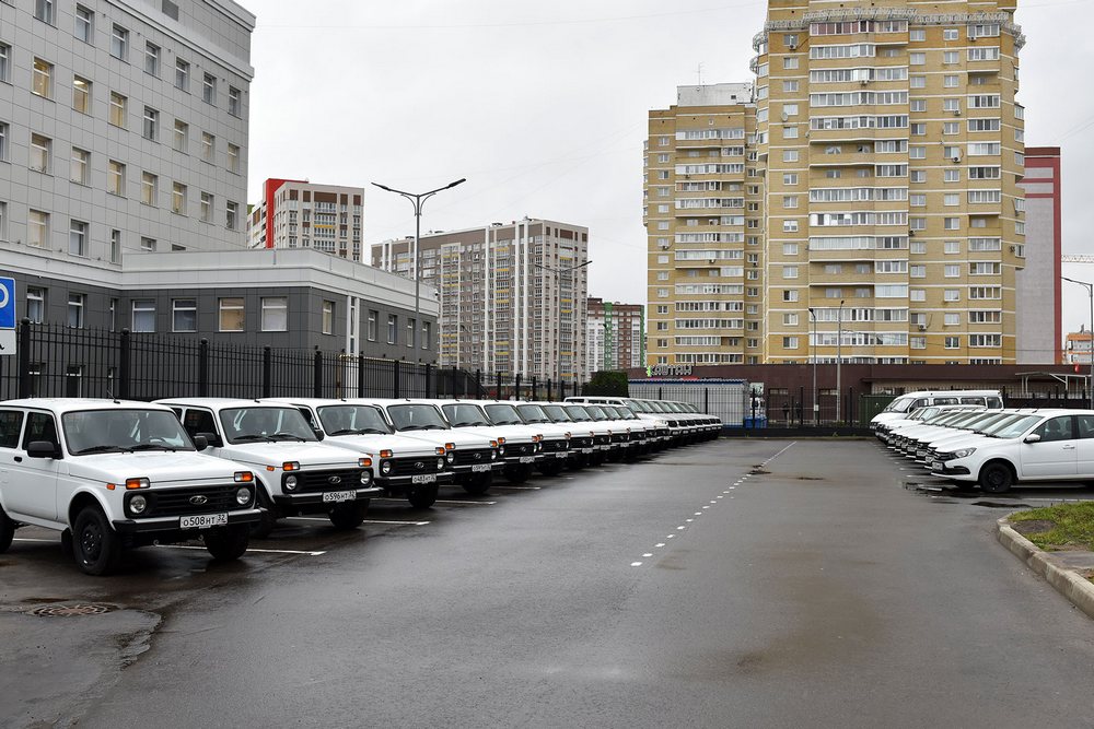 Брянским полицейским передали новые служебные автомобили «Нива» и ВАЗ