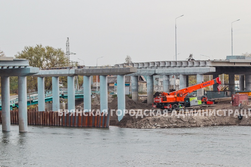 На Славянском мосту в Брянске монтируют ограждения «Нью-Джерси»