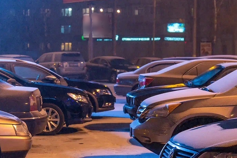 В Брянске с придомовых парковок стали вытеснять иномарки