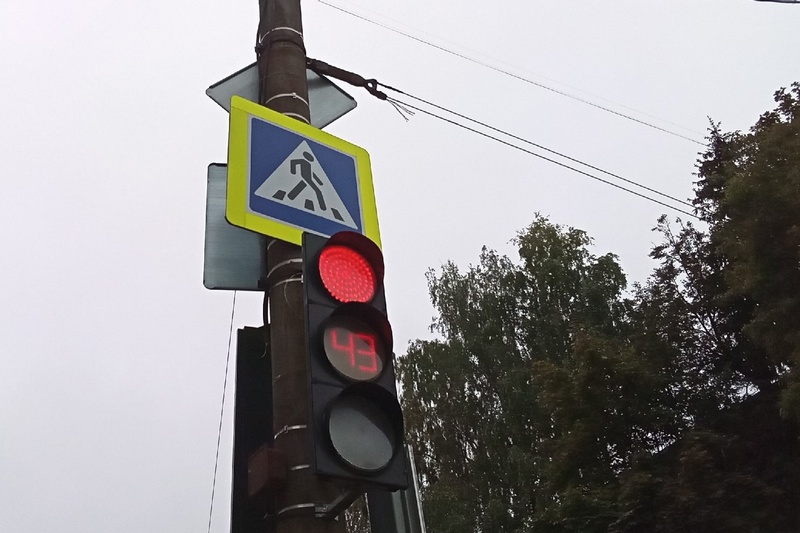 В Брянске забыли о рухнувшем месяц назад светофоре
