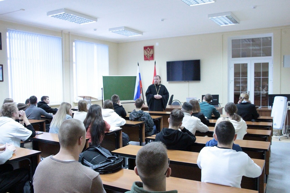 Брянским студентам РАНХиГС священник рассказал об основах российской государственности