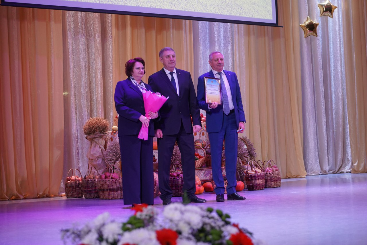 Александр Богомаз вручил награды лучшим аграриям региона
