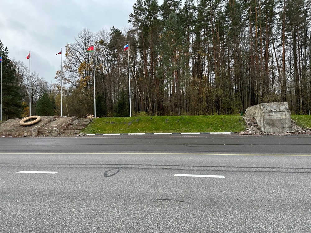 Стоявшие возле брянского памятника Воинам-водителям полуторки исчезли