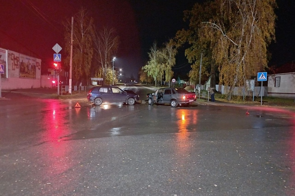 Две легковушки столкнулись на перекрестке в Климово — ранена пассажирка