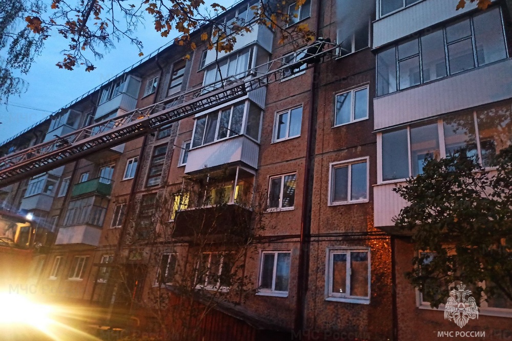 В Карачеве сотрудники МЧС спасли человека из горящего дома