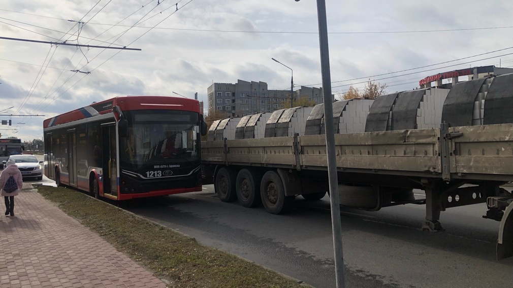 Троллейбус с грузовиком столкнулись в Брянске
