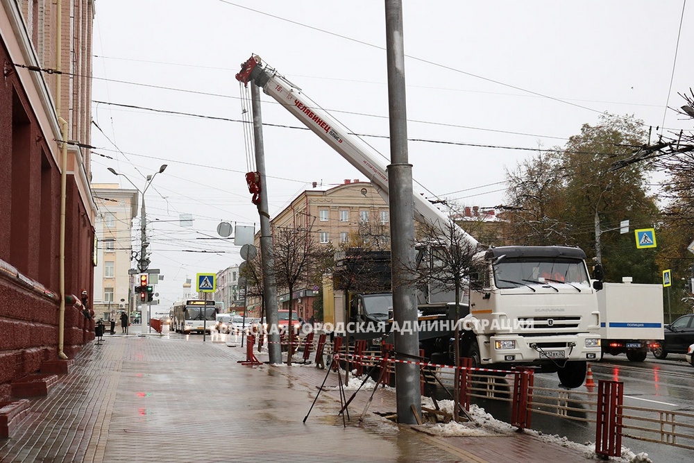 В Брянске демонтируют наклонившуюся возле ЦУМа электроопору