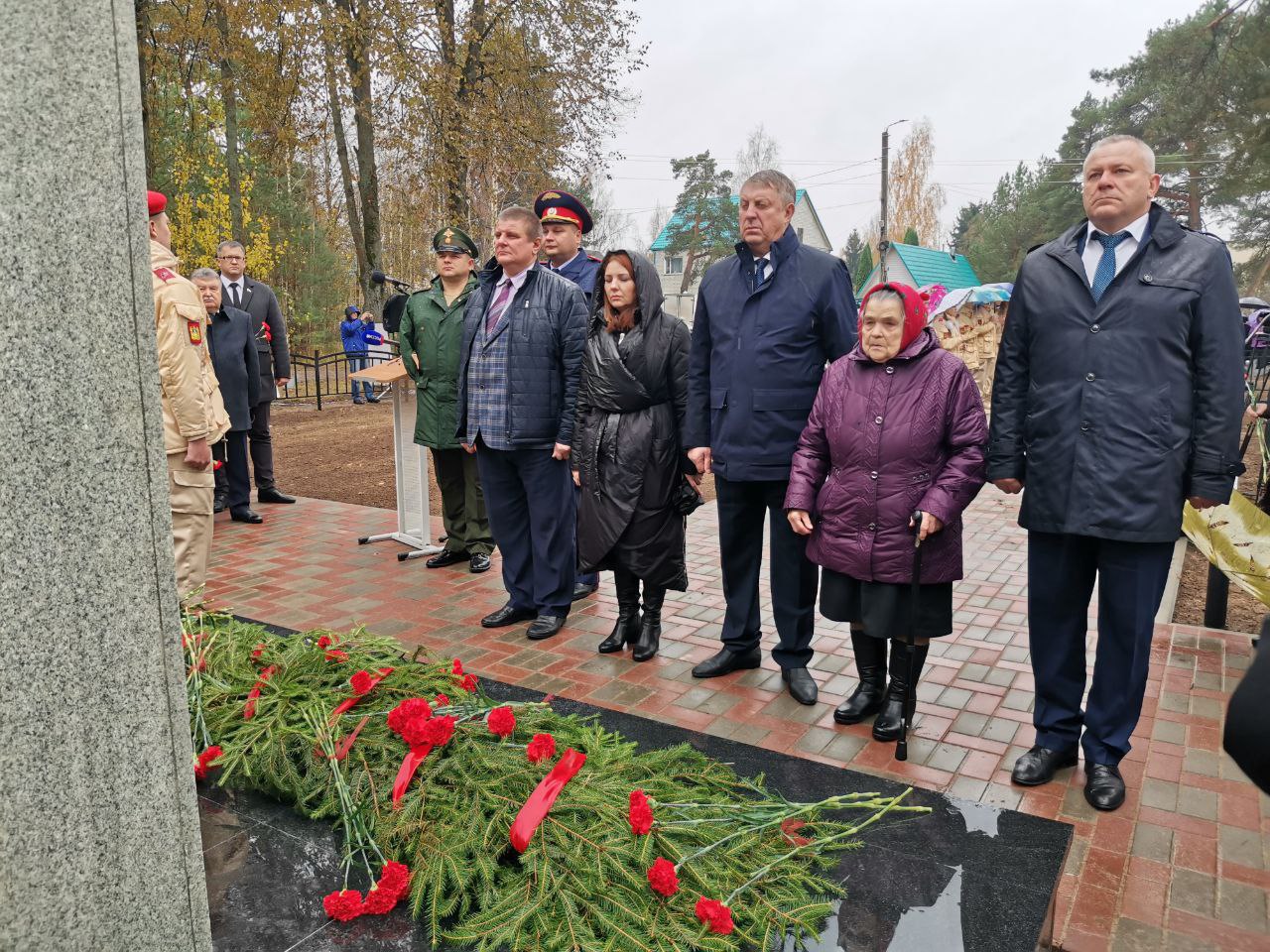 Александр Богомаз в Унече открыл памятник погибшим во времена ВОВ местным жителям