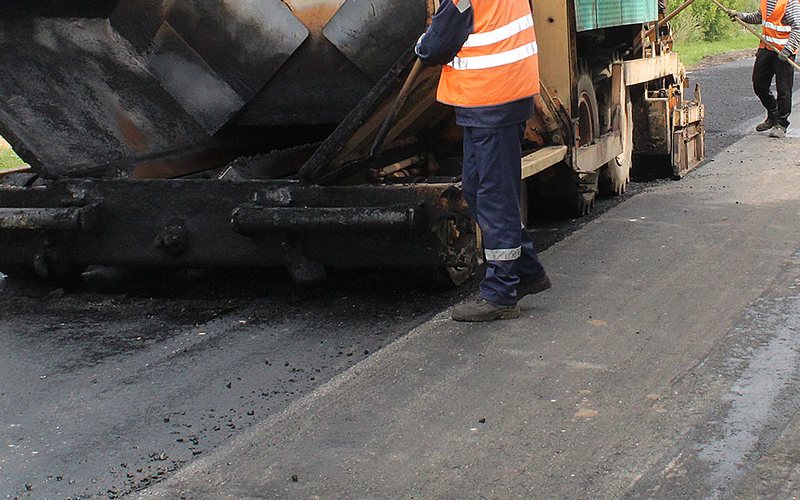 В Брянске сотрудники ГИБДД проверили ход ремонта дорог