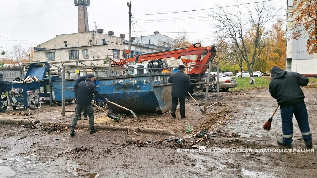 На улице Крахмалева в Брянске провели уборку мусора
