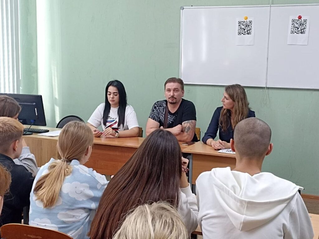 В Брянске студенты встретились с участником СВО Русланом Моисеевым