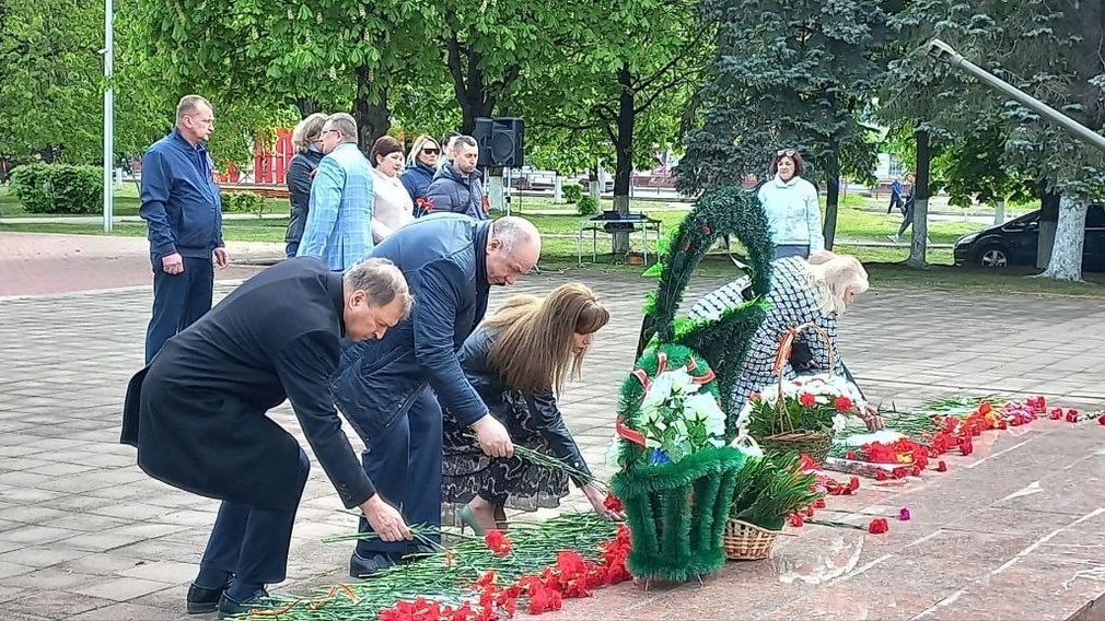 В Володарском районе Брянска в преддверии Дня Победы возложили цветы к братской могиле солдат