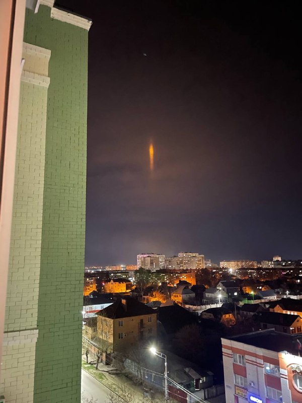 Жители Брянска вечером 12 апреля увидели светящийся столбик в небе над городом