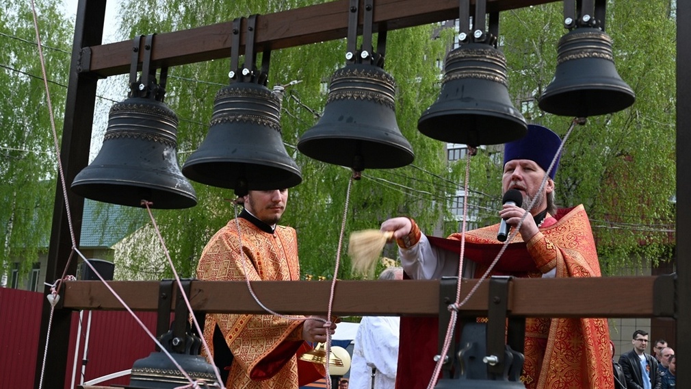 На территории храма «Неопалимая Купина» при МЧС Брянской области освятили звонницу